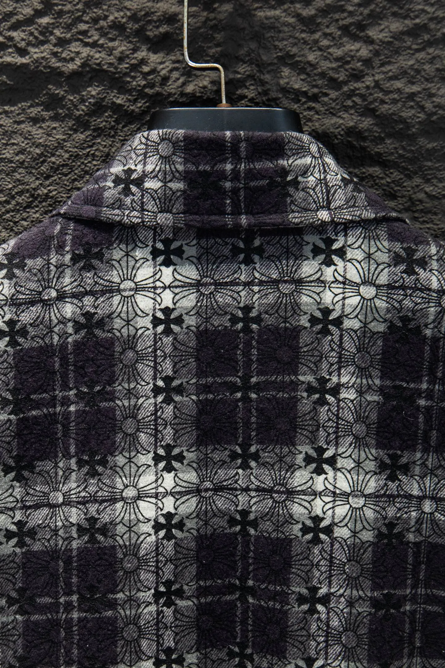 P260 ChromeHearts Chrome Hearts printed cuffs and leather plaid shirt. Customized jacquard fabric, you can wear it in various styles. This genderless shirt is a must-have for nightclubs. It can be worn as a jacket for both men and women. It can be easily worn by both men and women!  The plaid shirt that I have been thinking about has arranged for you to check in with plaid fans! The original loose fit is made of high-quality pure cotton fabrics. The fabric pattern is high-definition and delicate without burrs. It is comfortable and breathable to wear. All the buttons are molded and customized. It is casual and fashionable and can be matched with any bottoms. It can be windproof and sunproof in spring and summer. It can be worn inside or outside in autumn and winter! Easily concave shape makes you look slimmer and taller, perfect for both men and women! Customized main label, accessories, fully washable, whole body wiring, quality control, no heads!  Luxurious dark high street, Hollywood luxury goods, 25SS latest couples leather cross short-sleeved T-shirts, all reflect their own unique style! Made of thick black cotton, goatskin appliqués, hand-sewn custom metal hardware, and silicone varnish printing, multiple materials collide to create a unique texture. It also incorporates ChromeHearts medieval-style Sanskrit fonts and classic horseshoes, creating a unique and charming dark texture under the graceful arcs and all-black shadows, full of artistic sense!  Color: Black Blue Black Size: S M L XL